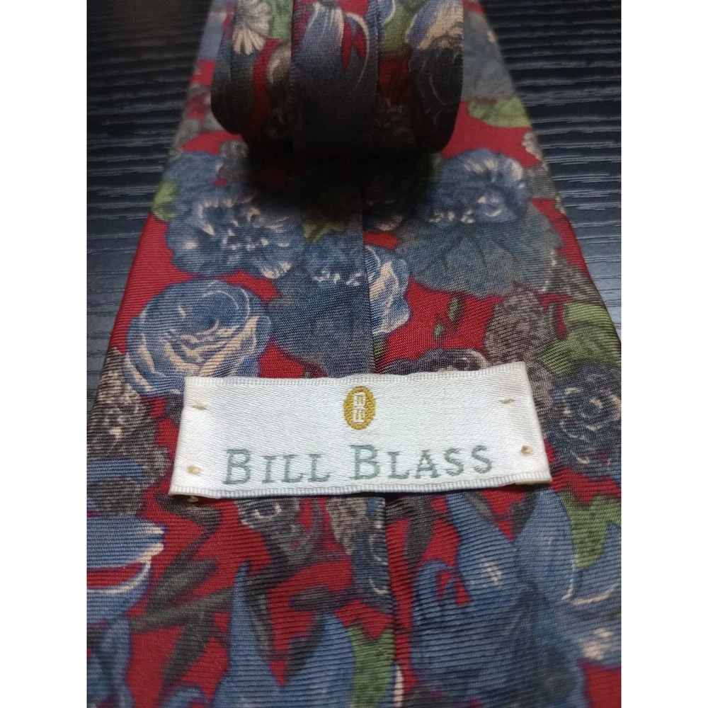 Vintage Bill Blass Silk Necktie Red Blue Floral Roses Classic 3.75